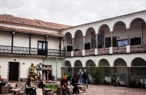 Los turistas del siglo XXI pueden gozar en cambio sin ser nobles, simplemente buscadores ávidos de maravillas, una visita a los señoriales ambientes de la Casa de campo del Marqués de Valleumbroso, a cuyas manos fueron a dar sus posesiones.