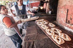 El día del Corpus nadie come en su casa. Los vecinos y sus visitantes encuentran deliciosos platos tradicionales en las carpas que se levantan en la plaza. Los manteles son largos y las matronas demuestran su excelente sazón en los caldos de gallina, los cuyes al horno, los rocotos rellenos, los chicharrones y los adobos.